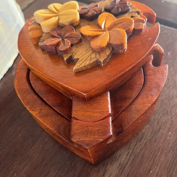 Artisanal wood, heart shape, carved flowers four piece box - Picture 4 of 11